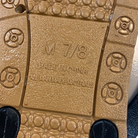 Beautiful embellished black and silver toned jeweled rubber flip flops size 7/8 - Picture 6 of 6